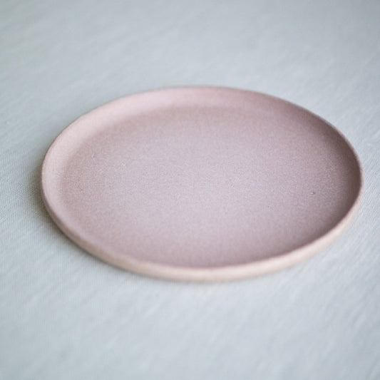 Plate in pale pink